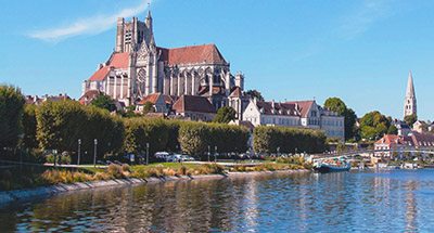 Chiesa ad Auxerre, con vista sul fiume