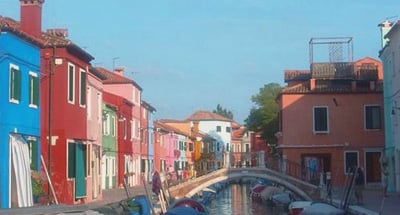 Case colorate lungo il canale a Venezia