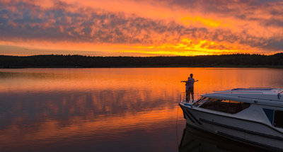 Coppia in barca che guarda il tramonto 