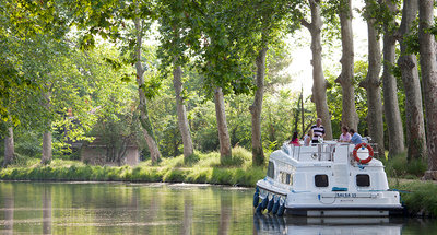 Barca Salsa sul Canal du Midi in primavera