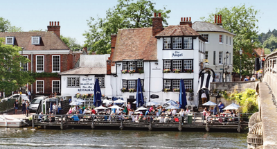 Il pub Angle on The Bridge a Henley on Thames: la terrazza sul fiume di fronte all'edificio bianco del pub
